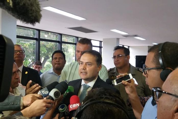 Renan Filho durante coletiva