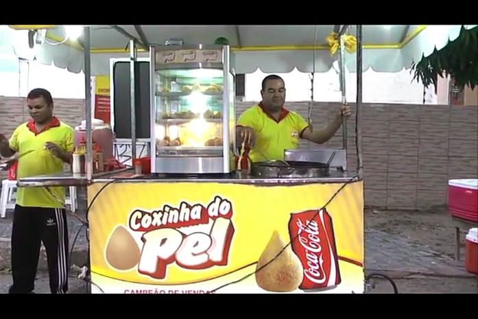 Vendedores driblam crise e conquistam clientela fiel com a venda de quitutes