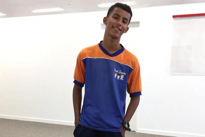 Matheus ajuda a mãe vendendo mungunzá no Centro