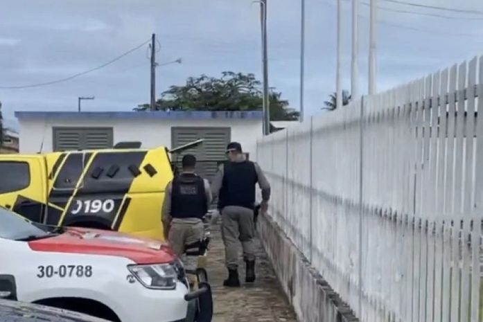 Homem foi preso na tarde desta segunda-feira (22); corpos foram encontrados durante a manhã.