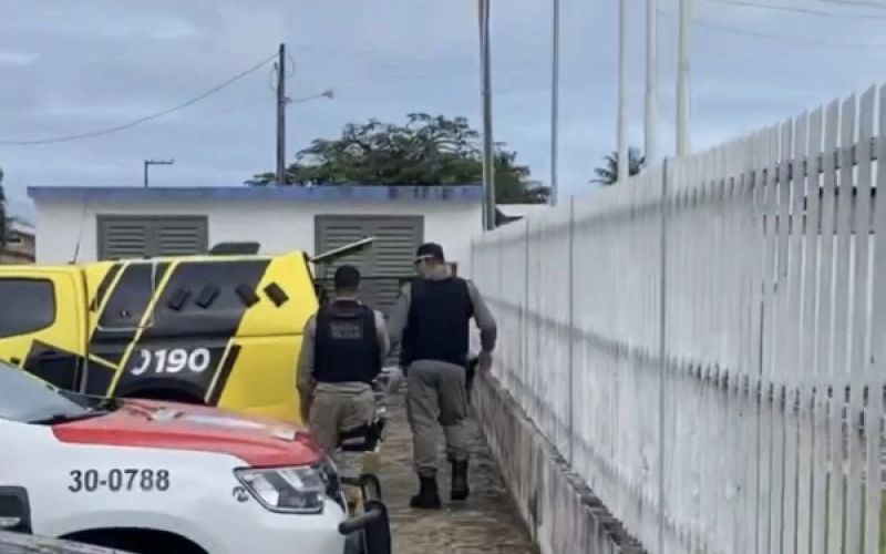 Homem foi preso na tarde desta segunda-feira (22); corpos foram encontrados durante a manhã.