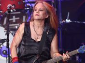 Jennifer Finch, da banda L7, morre 5 dias após revelar câncer cerebral