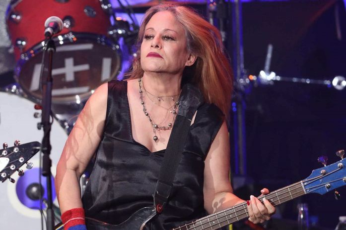 Jennifer Finch, da banda L7, morre 5 dias após revelar câncer cerebral