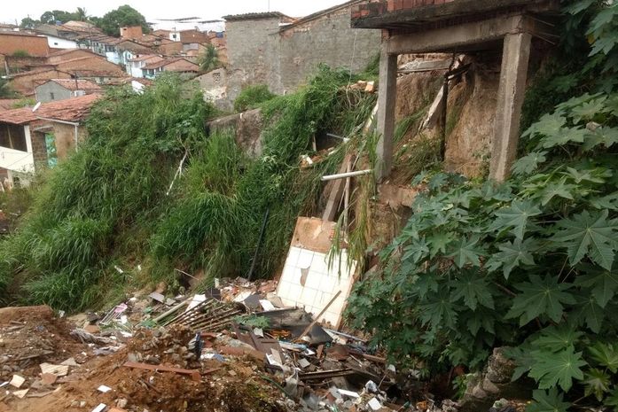 Desabamento de casa na Grota do Pau D´Arco