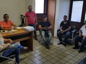 Valter Acioli em seu gabinete com o secretário Gilson, da Agricultura e representantes da Cooperativa de Branquinha