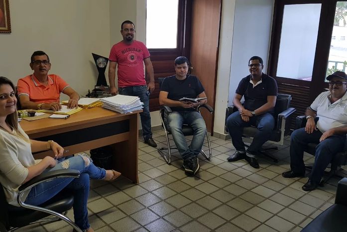 Valter Acioli em seu gabinete com o secretário Gilson, da Agricultura e representantes da Cooperativa de Branquinha