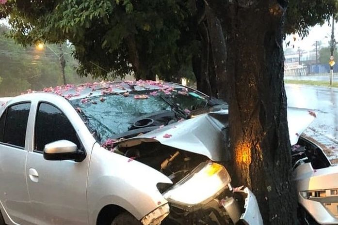 Carro com cinco pessoas colide com árvore e deixa duas pessoas feridas na Avenida Fernandes Lima