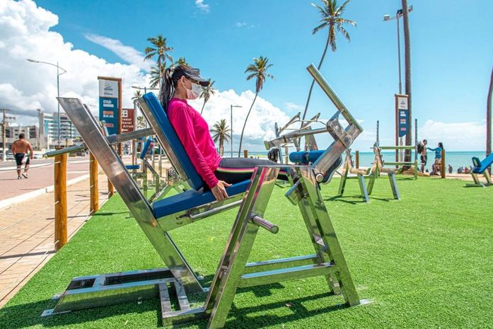 Saiba como praticar exercícios de forma gratuita na academia ao ar livre da orla