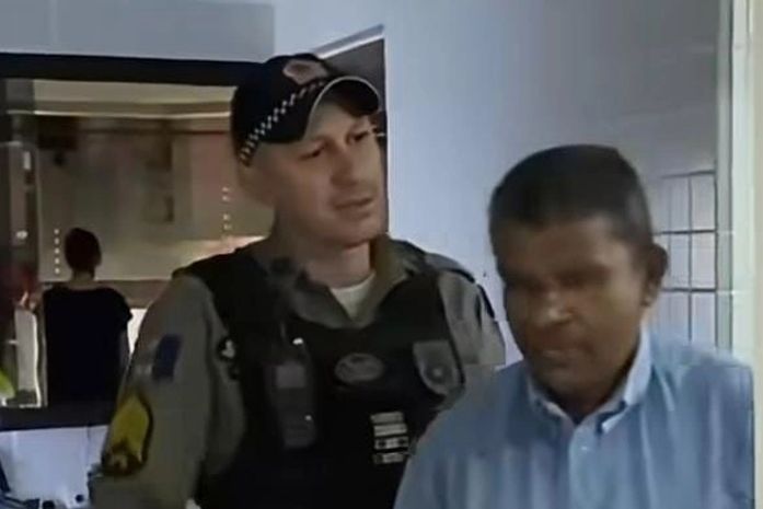 Porteiro é conduzido à Central de Flagrantes após panelaço durante entrevista de Flávio Bolsonaro, em Maceió