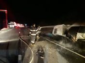 Carreta com combustível explode após tombamento na BR 101