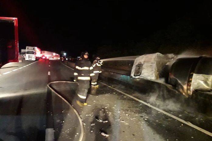 Carreta com combustível explode após tombamento na BR 101
