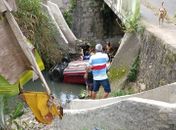 Carro cai em córrego e duas pessoas ficam feridas em colisão, na Ladeira da Moenda