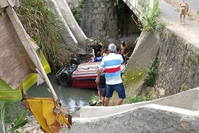 Carro cai em córrego e duas pessoas ficam feridas em colisão, na Ladeira da Moenda