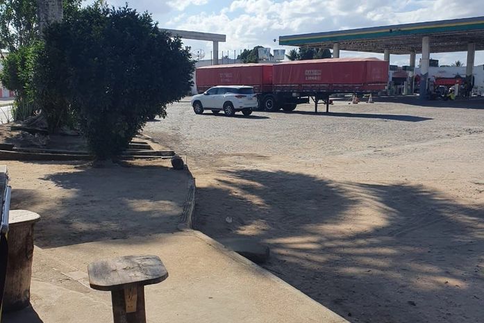 Carro do empresário chegando ao posto de combustíveis