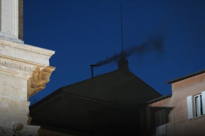 Conclave: Fumaça preta sai da chaminé após primeira votação