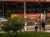 Motorista de ônibus interrompe viagem para ajudar casal com deficiência visual a atravessar rua em Maceió