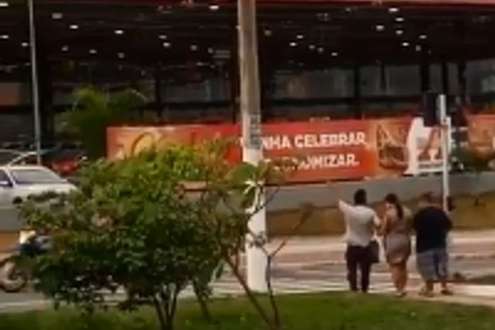 Motorista de ônibus interrompe viagem para ajudar casal com deficiência visual a atravessar rua em Maceió