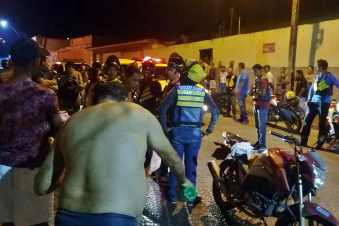 Vítima foi socorrida por populares e levada para hospital do município.