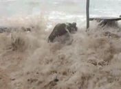 Mar invade área externa de bar na Garça Torta.