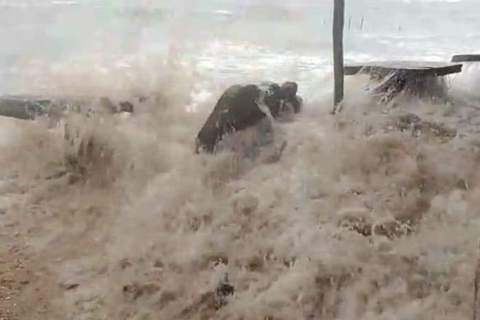 Mar invade área externa de bar na Garça Torta.
