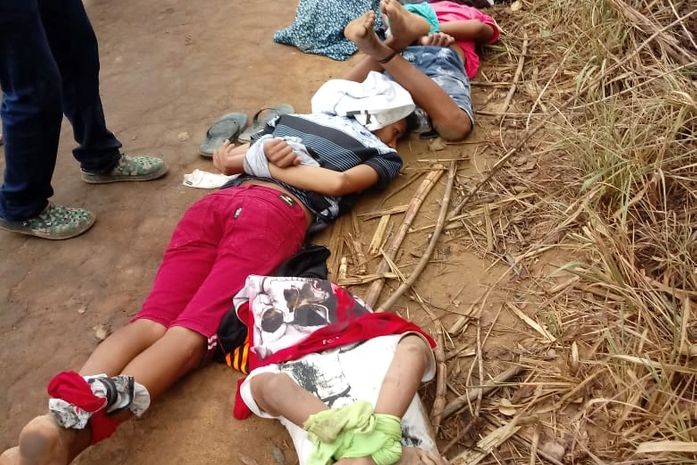 Populares mantiveram suspeitos amarrados até a chegada da PM