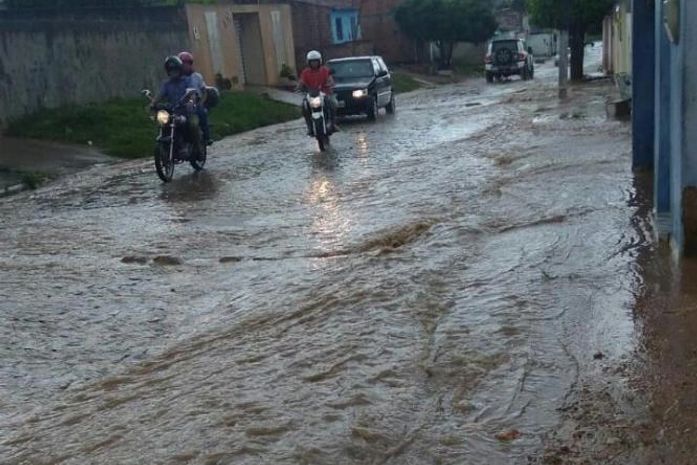 Fortes chuvas deixam várias ruas alagadas em Arapiraca