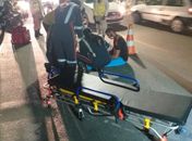 Motociclista fica ferido após atropelar cachorro e cair de moto no Jacintinho