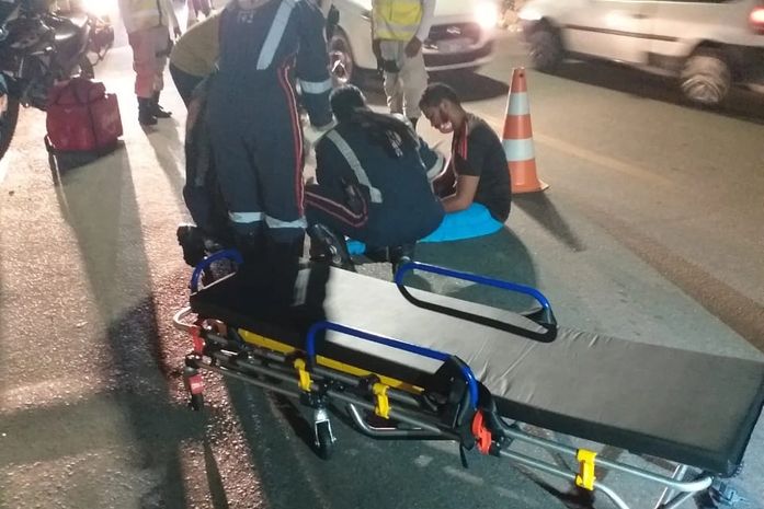 Motociclista fica ferido após atropelar cachorro e cair de moto no Jacintinho