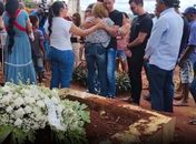 "Nosso pequeno anjo": corpo de criança morta pelo pai major da PM é sepultado no Agreste 