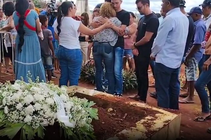 "Nosso pequeno anjo": corpo de criança morta pelo pai major da PM é sepultado no Agreste