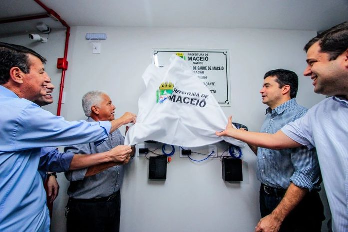 Rui Palmeira participa da entrega Secretaria de Saúde reformada.