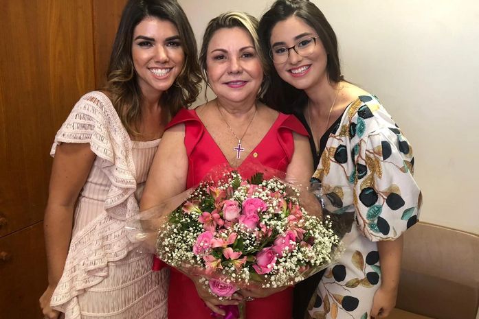 Teca Nelma, ao lado de sua mãe, a deputada federal Tereza Nelma, e sua irmã Yara Janaína