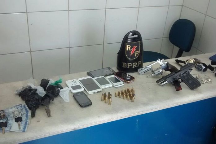 Objetos foram encontrados com os suspeitos em u condomínio no bairro Petrópolis.