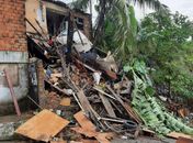 Laje desaba e carro fica "pendurado"