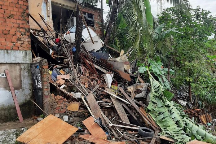 Laje desaba e carro fica "pendurado"
