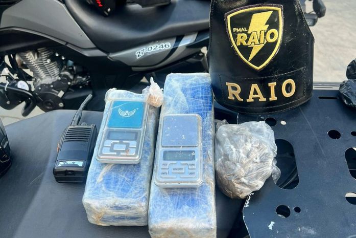 Homem é preso com maconha, crack, balanças de precisão e rádio comunicador em Maceió