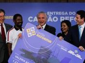 Michel Temer participa da cerimônia de entrega do Cartão Reforma, no Palácio do Planalto