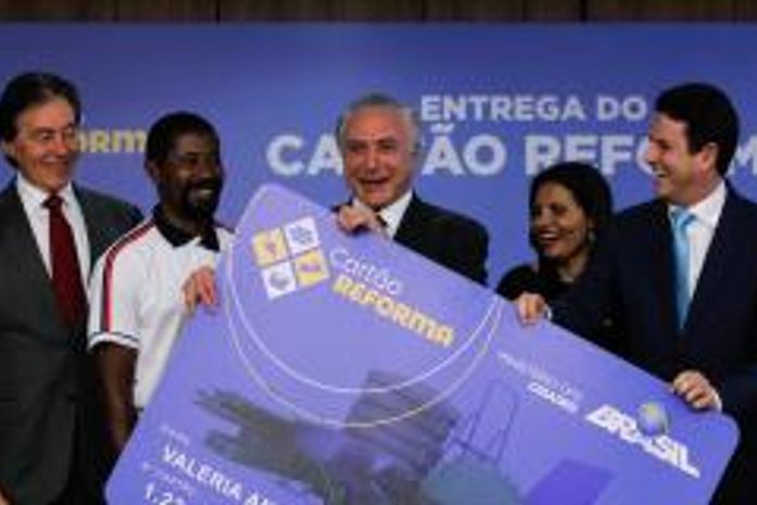 Michel Temer participa da cerimônia de entrega do Cartão Reforma, no Palácio do Planalto