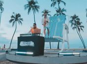 Cenário de cadeira gigante é usado por DJ alagoano na gravação de clipe com música de Maceió 