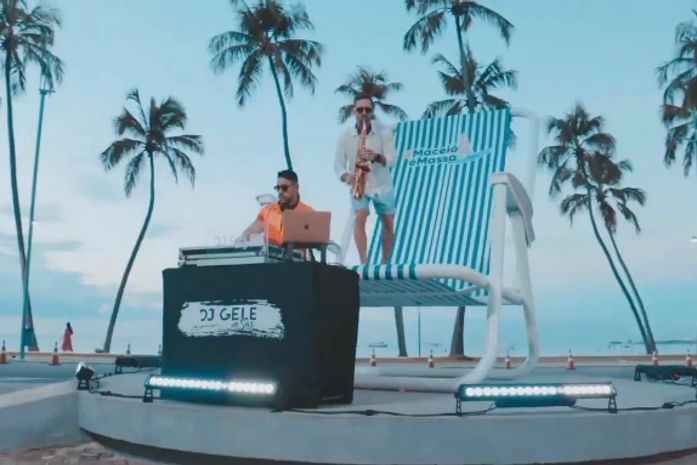 Cenário de cadeira gigante é usado por DJ alagoano na gravação de clipe com música de Maceió