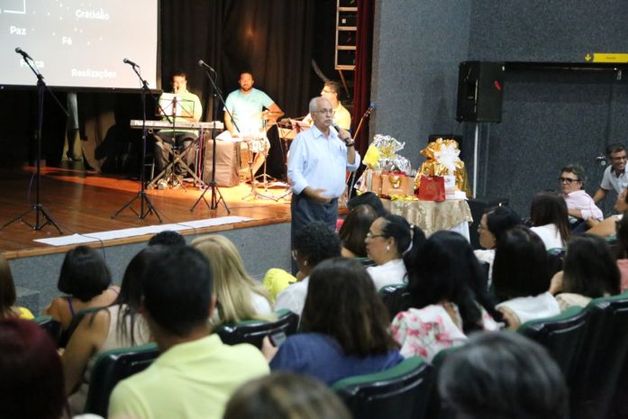 Teófilo destaca compromisso com a Educação durante confraternização