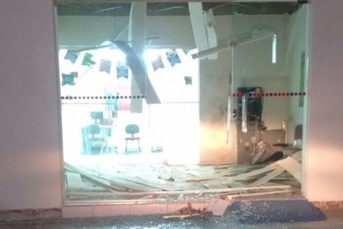 Agência ficou parcialmente destruída