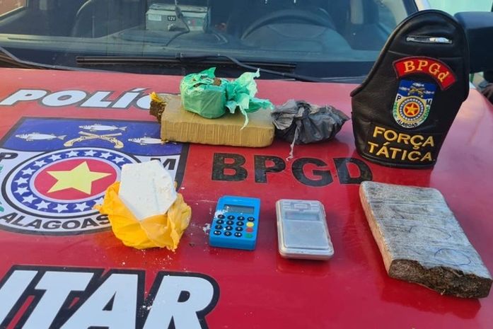 Maconha e cocaína foram apreendidas com a suspeita.