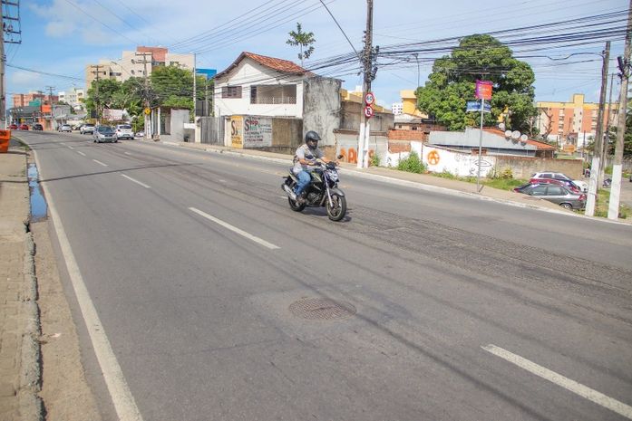 Obras de reparo asfáltico interditam trecho da Avenida Gustavo Paiva