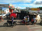 Carreta com carga de água mineral tomba no centro de Arapiraca
