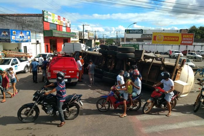 Carreta com carga de água mineral tomba no centro de Arapiraca