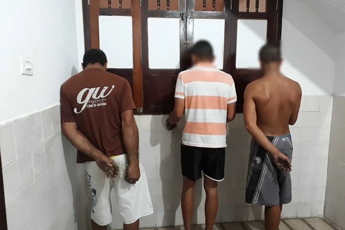 Dois homens são presos e um menor apreendido