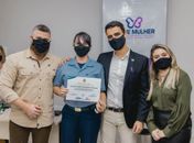 Prefeito JHC entrega certificados e reforça prioridade no combate à violência contra a mulher