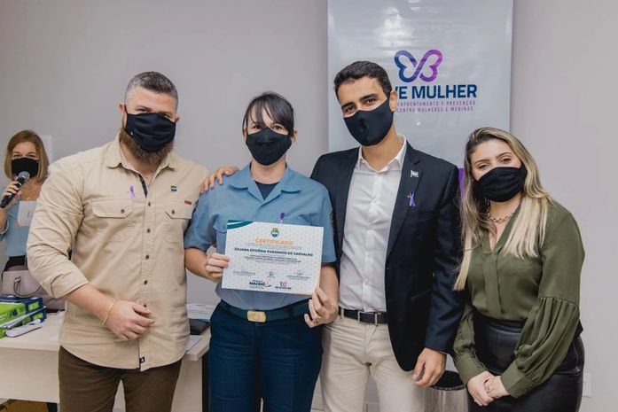 Prefeito JHC entrega certificados e reforça prioridade no combate à violência contra a mulher
