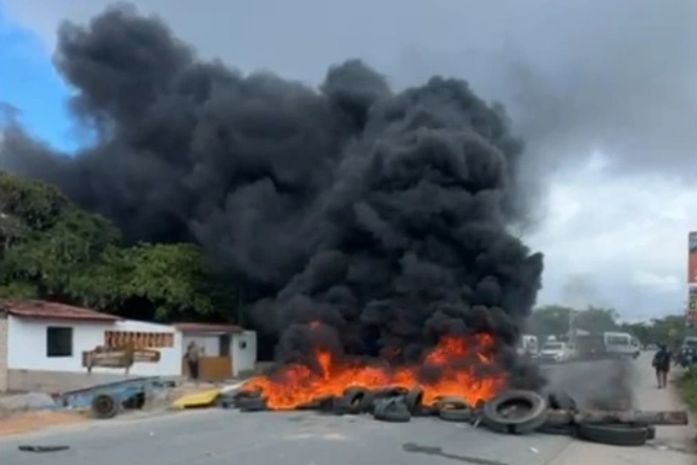 Trabalhadores bloqueiam AL-101 Norte em protesto contra fiscalização de jet skis em Maragogi